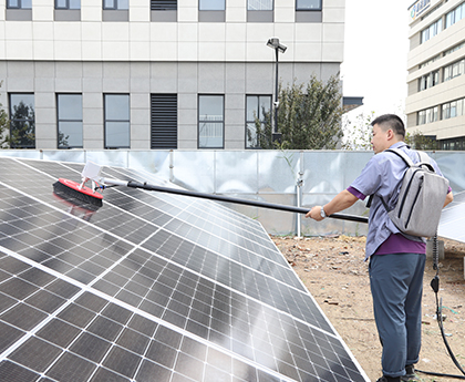Clean solar panel result after RHINOPOLE cleaning